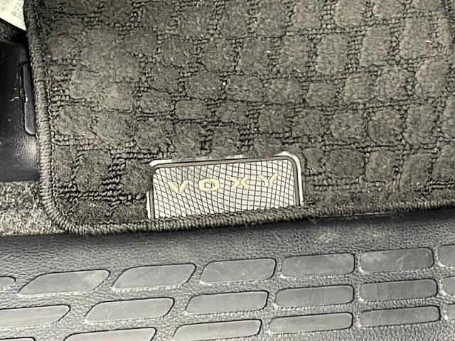 ヴォクシー ＺＳ　・トヨタセーフティーセンス・純正９インチＳＤナビ＆フルセグ＆ＢＴ＆ＤＶＤ・バックカメラ・両側パワースライドドア・ビルトインＥＴＣ２．０・ステアリングリモコン・純正前ドライブレコーダー・サンシェード（80枚目）