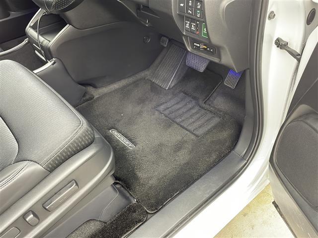 オデッセイ アブソルート・ＥＸ　１０インチナビ　ＴＶ　マルチビューカメラ　両側パワースライドドア　ハーフレザー　パワーシート　シートヒーター　衝突軽減　レーンキープサポート　ブラインドスポット　ＥＴＣ　コーナーセンサー　ＬＥＤライト（8枚目）