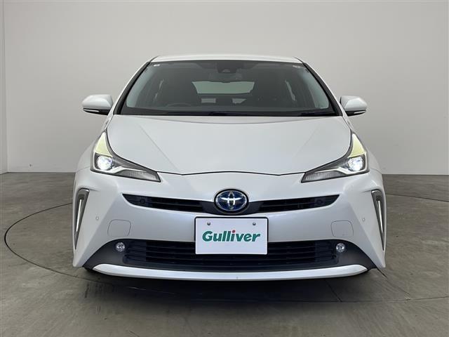 プリウス ＳセーフティプラスＩＩ　アルパイン７インチナビ　バックカメラ　トヨタセーフティセンス　衝突軽減　レーダクルコン　クリアランスソナー　ブラインドスポットモニター　自動防眩ミラー　革巻きステアリング　ＬＥＤヘッドライト　ＥＴＣ（4枚目）