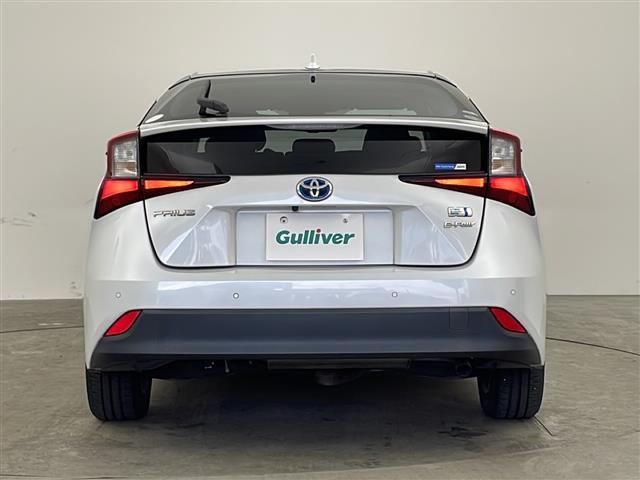 プリウス ＳセーフティプラスＩＩ　アルパイン７インチナビ　バックカメラ　トヨタセーフティセンス　衝突軽減　レーダクルコン　クリアランスソナー　ブラインドスポットモニター　自動防眩ミラー　革巻きステアリング　ＬＥＤヘッドライト　ＥＴＣ（5枚目）