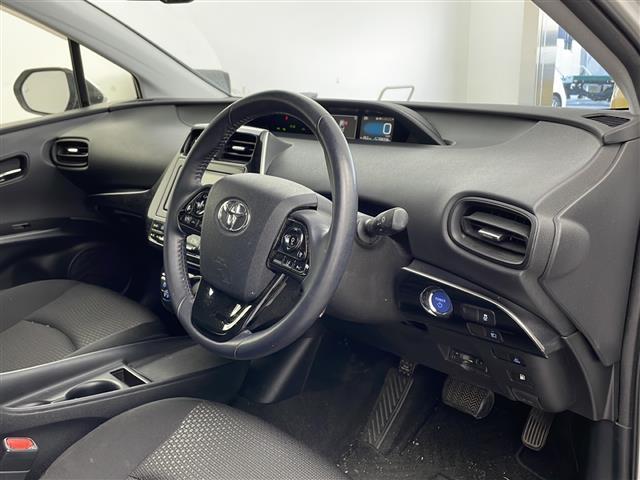 プリウス ＳセーフティプラスＩＩ　アルパイン７インチナビ　バックカメラ　トヨタセーフティセンス　衝突軽減　レーダクルコン　クリアランスソナー　ブラインドスポットモニター　自動防眩ミラー　革巻きステアリング　ＬＥＤヘッドライト　ＥＴＣ（8枚目）