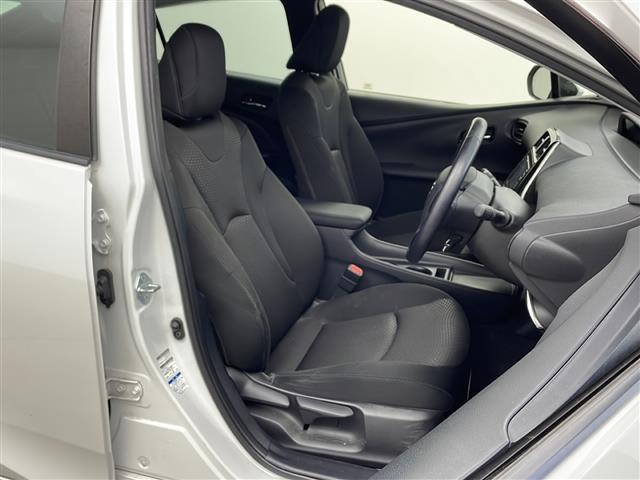 プリウス ＳセーフティプラスＩＩ　アルパイン７インチナビ　バックカメラ　トヨタセーフティセンス　衝突軽減　レーダクルコン　クリアランスソナー　ブラインドスポットモニター　自動防眩ミラー　革巻きステアリング　ＬＥＤヘッドライト　ＥＴＣ（9枚目）