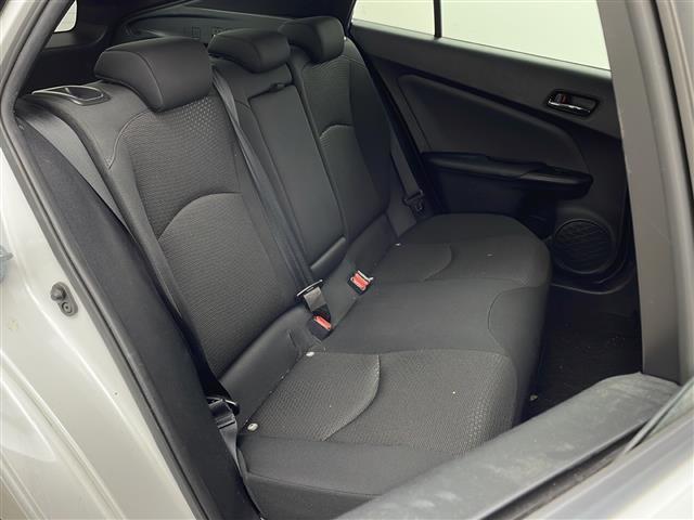 プリウス ＳセーフティプラスＩＩ　アルパイン７インチナビ　バックカメラ　トヨタセーフティセンス　衝突軽減　レーダクルコン　クリアランスソナー　ブラインドスポットモニター　自動防眩ミラー　革巻きステアリング　ＬＥＤヘッドライト　ＥＴＣ（11枚目）