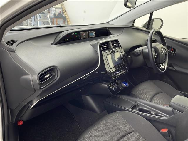 プリウス ＳセーフティプラスＩＩ　アルパイン７インチナビ　バックカメラ　トヨタセーフティセンス　衝突軽減　レーダクルコン　クリアランスソナー　ブラインドスポットモニター　自動防眩ミラー　革巻きステアリング　ＬＥＤヘッドライト　ＥＴＣ（12枚目）