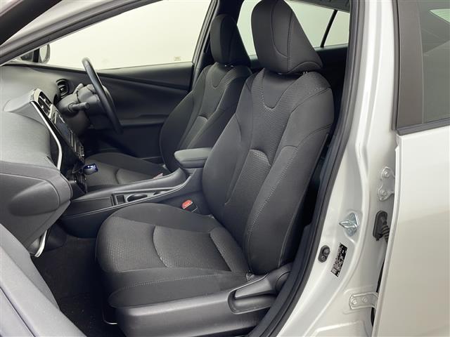 プリウス ＳセーフティプラスＩＩ　アルパイン７インチナビ　バックカメラ　トヨタセーフティセンス　衝突軽減　レーダクルコン　クリアランスソナー　ブラインドスポットモニター　自動防眩ミラー　革巻きステアリング　ＬＥＤヘッドライト　ＥＴＣ（13枚目）