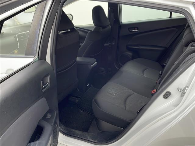 プリウス ＳセーフティプラスＩＩ　アルパイン７インチナビ　バックカメラ　トヨタセーフティセンス　衝突軽減　レーダクルコン　クリアランスソナー　ブラインドスポットモニター　自動防眩ミラー　革巻きステアリング　ＬＥＤヘッドライト　ＥＴＣ（14枚目）