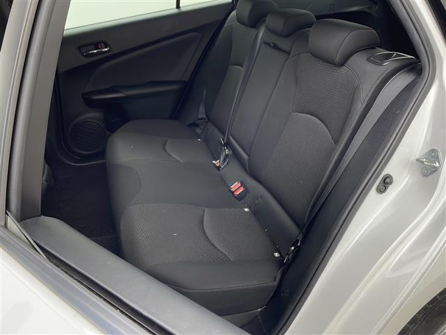 プリウス ＳセーフティプラスＩＩ　アルパイン７インチナビ　バックカメラ　トヨタセーフティセンス　衝突軽減　レーダクルコン　クリアランスソナー　ブラインドスポットモニター　自動防眩ミラー　革巻きステアリング　ＬＥＤヘッドライト　ＥＴＣ（15枚目）