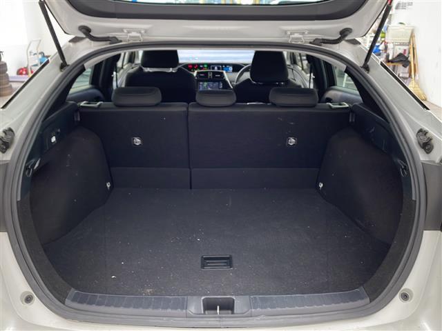 プリウス ＳセーフティプラスＩＩ　アルパイン７インチナビ　バックカメラ　トヨタセーフティセンス　衝突軽減　レーダクルコン　クリアランスソナー　ブラインドスポットモニター　自動防眩ミラー　革巻きステアリング　ＬＥＤヘッドライト　ＥＴＣ（16枚目）