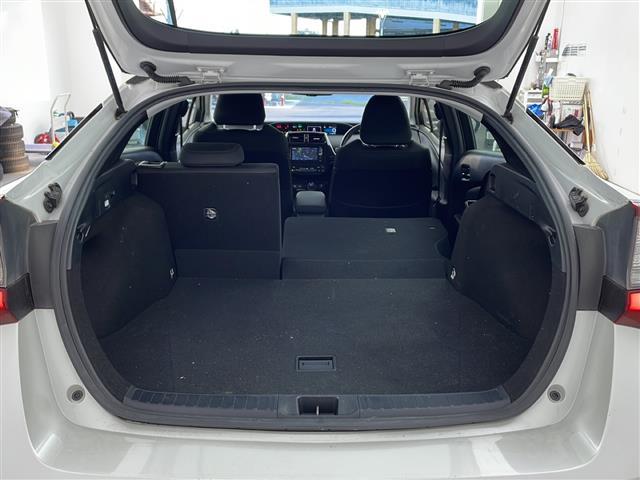 プリウス ＳセーフティプラスＩＩ　アルパイン７インチナビ　バックカメラ　トヨタセーフティセンス　衝突軽減　レーダクルコン　クリアランスソナー　ブラインドスポットモニター　自動防眩ミラー　革巻きステアリング　ＬＥＤヘッドライト　ＥＴＣ（17枚目）