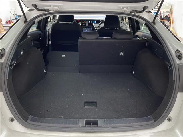 プリウス ＳセーフティプラスＩＩ　アルパイン７インチナビ　バックカメラ　トヨタセーフティセンス　衝突軽減　レーダクルコン　クリアランスソナー　ブラインドスポットモニター　自動防眩ミラー　革巻きステアリング　ＬＥＤヘッドライト　ＥＴＣ（18枚目）