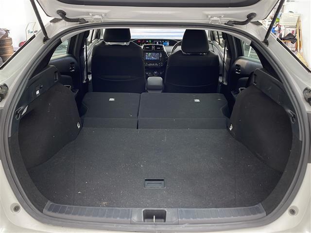 プリウス ＳセーフティプラスＩＩ　アルパイン７インチナビ　バックカメラ　トヨタセーフティセンス　衝突軽減　レーダクルコン　クリアランスソナー　ブラインドスポットモニター　自動防眩ミラー　革巻きステアリング　ＬＥＤヘッドライト　ＥＴＣ（19枚目）