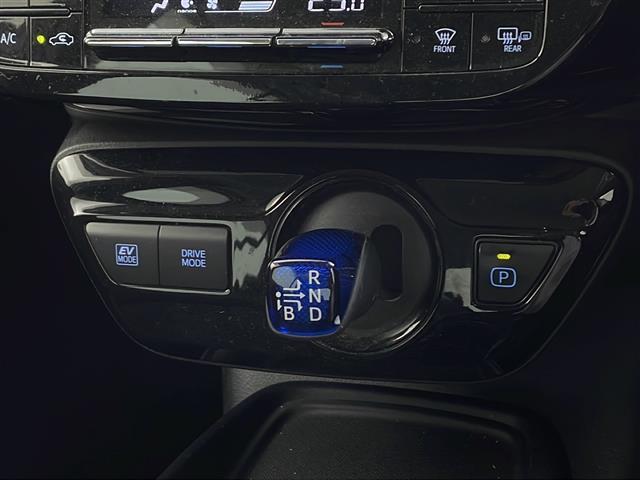 プリウス ＳセーフティプラスＩＩ　アルパイン７インチナビ　バックカメラ　トヨタセーフティセンス　衝突軽減　レーダクルコン　クリアランスソナー　ブラインドスポットモニター　自動防眩ミラー　革巻きステアリング　ＬＥＤヘッドライト　ＥＴＣ（30枚目）