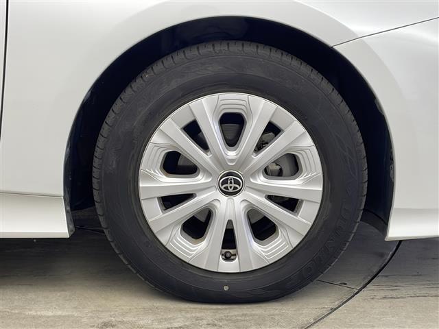 プリウス ＳセーフティプラスＩＩ　アルパイン７インチナビ　バックカメラ　トヨタセーフティセンス　衝突軽減　レーダクルコン　クリアランスソナー　ブラインドスポットモニター　自動防眩ミラー　革巻きステアリング　ＬＥＤヘッドライト　ＥＴＣ（41枚目）