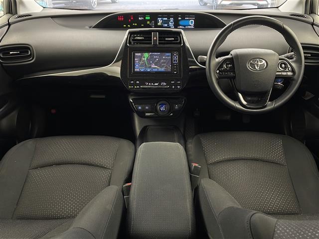 プリウス ＳセーフティプラスＩＩ　アルパイン７インチナビ　バックカメラ　トヨタセーフティセンス　衝突軽減　レーダクルコン　クリアランスソナー　ブラインドスポットモニター　自動防眩ミラー　革巻きステアリング　ＬＥＤヘッドライト　ＥＴＣ（42枚目）