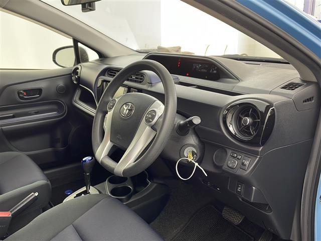 アクア Ｓ　純正７インチナビ　バックカメラ　横滑り防止装置　ステアリングスイッチ　純正フロアマット　防眩インナーミラー　ビルトインＥＴＣ　前後ドライブレコーダー　ドライブスタートコントロール　電動格納ミラー（8枚目）