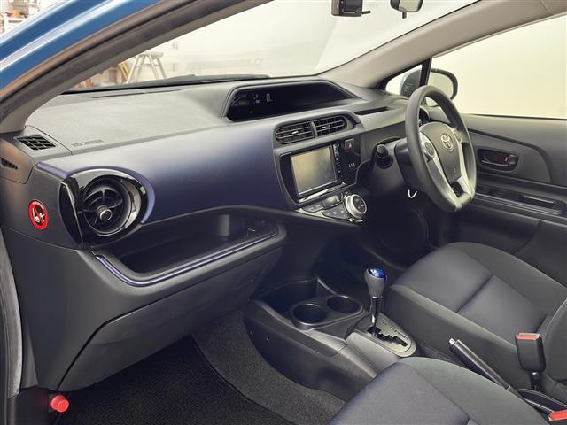 アクア Ｓ　純正７インチナビ　バックカメラ　横滑り防止装置　ステアリングスイッチ　純正フロアマット　防眩インナーミラー　ビルトインＥＴＣ　前後ドライブレコーダー　ドライブスタートコントロール　電動格納ミラー（12枚目）