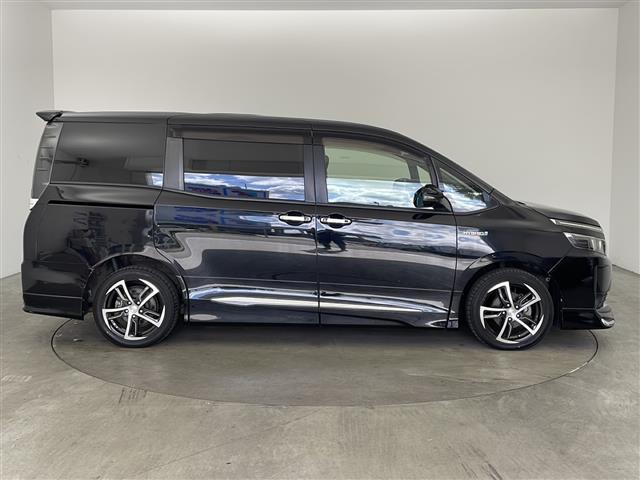 ヴォクシー ハイブリッドV ・寒冷地仕様・社外ナビ・社外フリップダウンモニター・フルセグ・両側パワースライドドア・社外前ドライブレコーダー・置くだけ充電・バックカメラ・LEDライト・ETC・DVD・社外エアロ・クルコン・フォグ(6枚目)