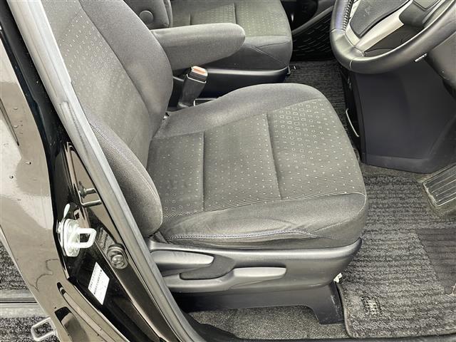 ヴォクシー ハイブリッドV ・寒冷地仕様・社外ナビ・社外フリップダウンモニター・フルセグ・両側パワースライドドア・社外前ドライブレコーダー・置くだけ充電・バックカメラ・LEDライト・ETC・DVD・社外エアロ・クルコン・フォグ(9枚目)