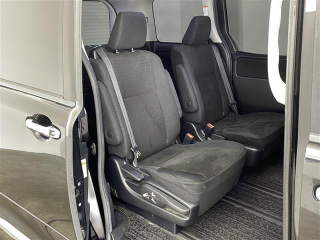 ヴォクシー ハイブリッドV ・寒冷地仕様・社外ナビ・社外フリップダウンモニター・フルセグ・両側パワースライドドア・社外前ドライブレコーダー・置くだけ充電・バックカメラ・LEDライト・ETC・DVD・社外エアロ・クルコン・フォグ(11枚目)