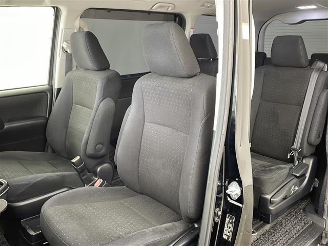 ヴォクシー ハイブリッドV ・寒冷地仕様・社外ナビ・社外フリップダウンモニター・フルセグ・両側パワースライドドア・社外前ドライブレコーダー・置くだけ充電・バックカメラ・LEDライト・ETC・DVD・社外エアロ・クルコン・フォグ(13枚目)