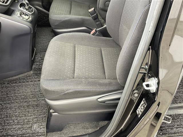 ヴォクシー ハイブリッドV ・寒冷地仕様・社外ナビ・社外フリップダウンモニター・フルセグ・両側パワースライドドア・社外前ドライブレコーダー・置くだけ充電・バックカメラ・LEDライト・ETC・DVD・社外エアロ・クルコン・フォグ(16枚目)