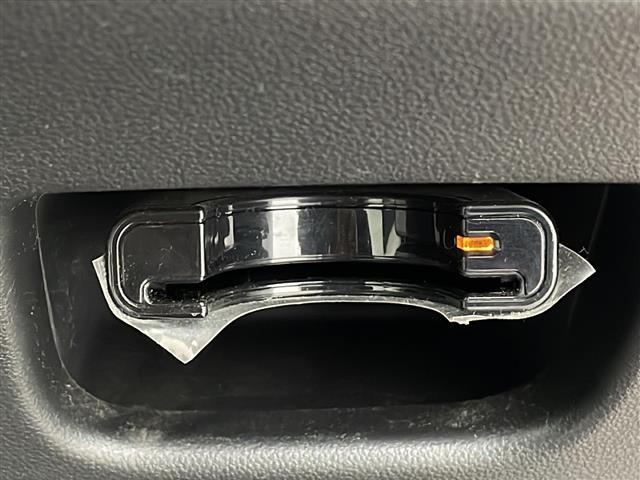 【ＥＴＣ】有料道路を利用する際に料金所で停止することなく通過できる、ＥＴＣ車載器（ノンストップ自動料金収受システム機器）が装備されています。セットアップを行うことで利用可能になります。