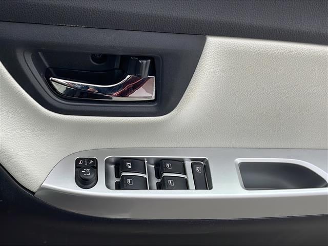 【パワーウインドウ】運転席のスイッチで、各席の窓ガラスの開閉ができます！あると便利ですよね！