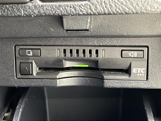 【ＥＴＣ】有料道路を利用する際に料金所で停止することなく通過できる、ＥＴＣ車載器（ノンストップ自動料金収受システム機器）が装備されています。セットアップを行うことで利用可能になります。