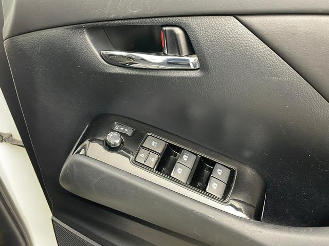 【パワーウインドウ】運転席のスイッチで、各席の窓ガラスの開閉ができます！あると便利ですよね！