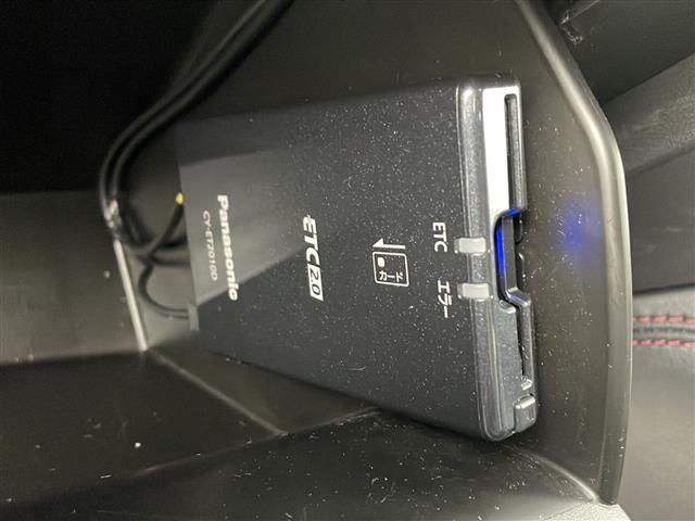 【ＥＴＣ２．０（ＤＳＲＣ／ＩＴＳスポット）】ＥＴＣカードを挿入すれば料金所はノンストップで通過できます。ＥＴＣ限定の割引や、高速道路の情報提供サービスを利用できます。