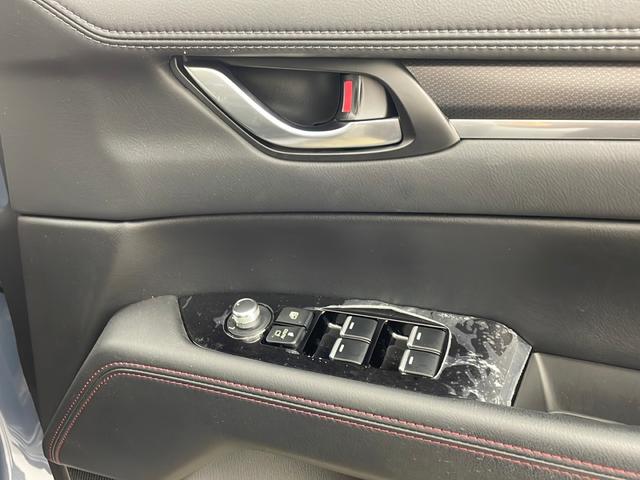 【パワーウインドウ】運転席のスイッチで、各席の窓ガラスの開閉ができます！あると便利ですよね！