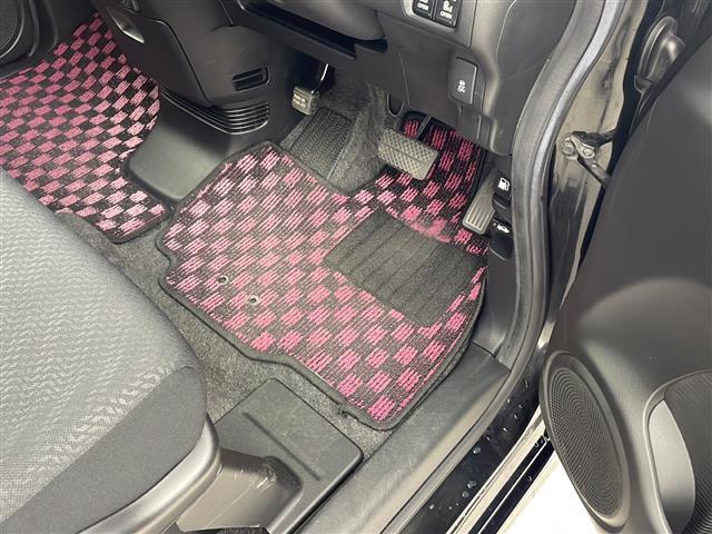 Ｎ－ＢＯＸカスタム Ｇ・ターボパッケージ　社外７インチナビ　バックカメラ　クルーズコントロール　横滑り防止装置　両側パワースライドドア　ステアリングスイッチ　パドルシフト　フロアマット　ＨＩＤオートライト　純正１５インチアルミホイールタイヤ（8枚目）