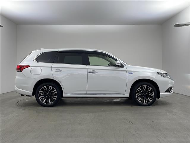 アウトランダーＰＨＥＶ Ｇナビパッケージ　純正ナビ　ＴＶ　全方位カメラ　ビルトインＥＴＣ　ハーフレザー　シートヒーター　レーダークルーズコントロール　衝突軽減ブレーキ　レーンキープアシスト　前後ドライブレコーダー　ＡＣ１００Ｖ　ＬＥＤライト（6枚目）