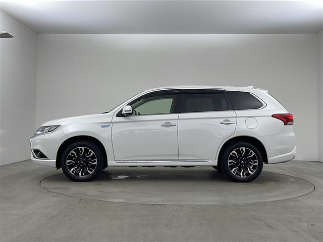アウトランダーＰＨＥＶ Ｇナビパッケージ　純正ナビ　ＴＶ　全方位カメラ　ビルトインＥＴＣ　ハーフレザー　シートヒーター　レーダークルーズコントロール　衝突軽減ブレーキ　レーンキープアシスト　前後ドライブレコーダー　ＡＣ１００Ｖ　ＬＥＤライト（7枚目）