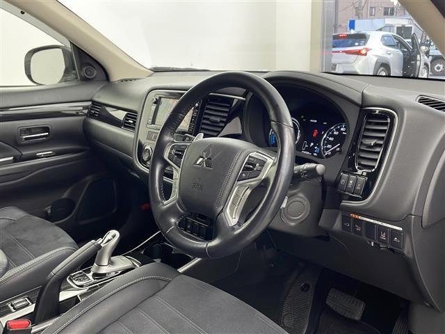 アウトランダーＰＨＥＶ Ｇナビパッケージ　純正ナビ　ＴＶ　全方位カメラ　ビルトインＥＴＣ　ハーフレザー　シートヒーター　レーダークルーズコントロール　衝突軽減ブレーキ　レーンキープアシスト　前後ドライブレコーダー　ＡＣ１００Ｖ　ＬＥＤライト（8枚目）
