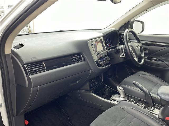 アウトランダーＰＨＥＶ Ｇナビパッケージ　純正ナビ　ＴＶ　全方位カメラ　ビルトインＥＴＣ　ハーフレザー　シートヒーター　レーダークルーズコントロール　衝突軽減ブレーキ　レーンキープアシスト　前後ドライブレコーダー　ＡＣ１００Ｖ　ＬＥＤライト（11枚目）