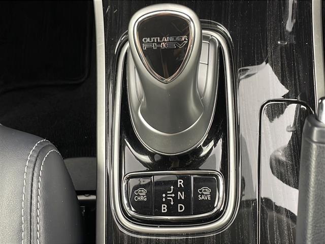 アウトランダーＰＨＥＶ Ｇナビパッケージ　純正ナビ　ＴＶ　全方位カメラ　ビルトインＥＴＣ　ハーフレザー　シートヒーター　レーダークルーズコントロール　衝突軽減ブレーキ　レーンキープアシスト　前後ドライブレコーダー　ＡＣ１００Ｖ　ＬＥＤライト（27枚目）