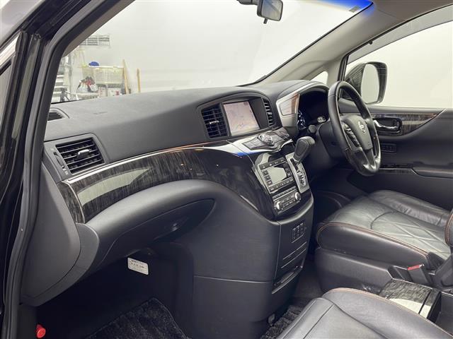 エルグランド ２５０ハイウェイスタープレミアム　純正ナビ　全方位カメラ　フリップダウンモニター　クルコン　　コーナーセンサー　革シート　両側パワスラ　前席パワーシート　シートヒーター　ＬＥＤライト　社外アルミホイールタイヤ　ビルトインＥＴＣ（13枚目）