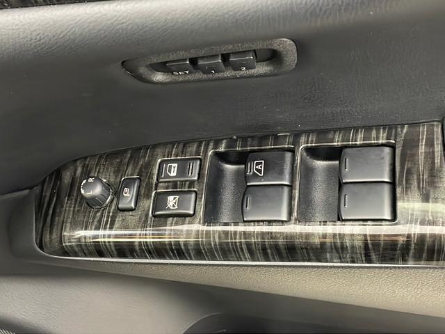 エルグランド ２５０ハイウェイスタープレミアム　純正ナビ　全方位カメラ　フリップダウンモニター　クルコン　　コーナーセンサー　革シート　両側パワスラ　前席パワーシート　シートヒーター　ＬＥＤライト　社外アルミホイールタイヤ　ビルトインＥＴＣ（73枚目）