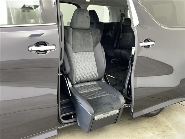 アルファード ２．５Ｓ　純正１０インチナビ・バックカメラ・純正１２．１インチフリップダウンモニター・ビルトインＥＴＣ・両側パワースライドドア・トヨタセーフティセンス・プリクラッシュセーフティ・レーダークルーズコントロール（17枚目）