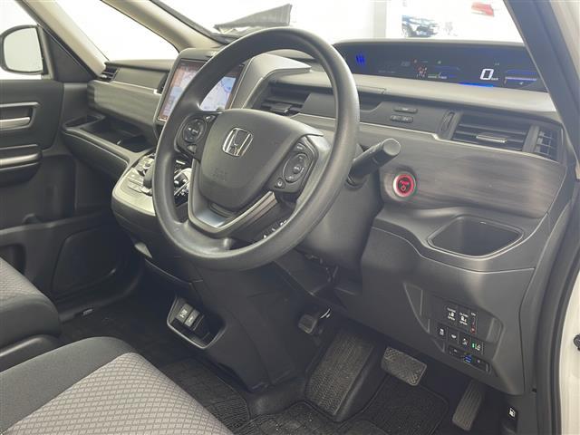 フリードハイブリッド ハイブリッド・Gブラックスタイル 純正ナビ TV バックカメラ ビルトインETC 両側パワースライドドア 衝突被害軽減ブレーキ レーダークルーズコントロール レーンキープアシスト シートヒーター 純正15インチアルミホイール LED(8枚目)