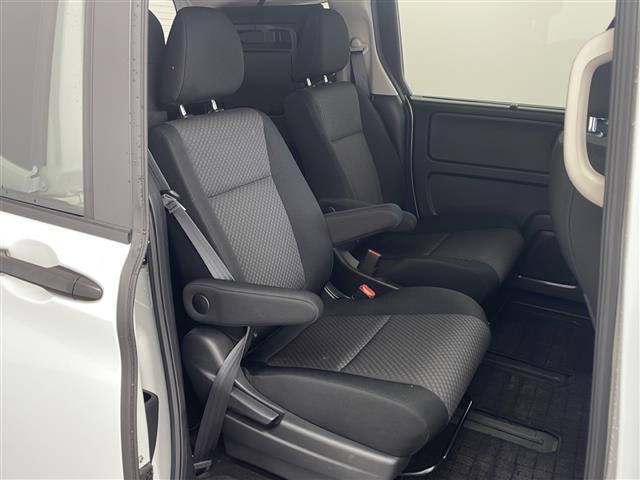 フリードハイブリッド ハイブリッド・Gブラックスタイル 純正ナビ TV バックカメラ ビルトインETC 両側パワースライドドア 衝突被害軽減ブレーキ レーダークルーズコントロール レーンキープアシスト シートヒーター 純正15インチアルミホイール LED(10枚目)