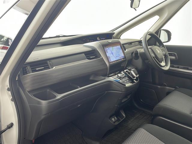 フリードハイブリッド ハイブリッド・Gブラックスタイル 純正ナビ TV バックカメラ ビルトインETC 両側パワースライドドア 衝突被害軽減ブレーキ レーダークルーズコントロール レーンキープアシスト シートヒーター 純正15インチアルミホイール LED(12枚目)