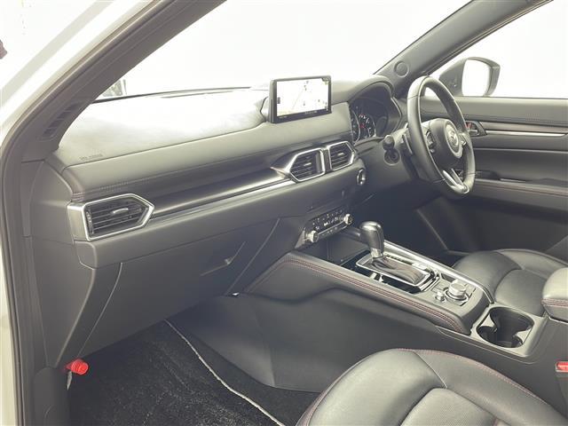 ＣＸ－５ ２５Ｓ　スポーツアピアランス　純正ナビ・全方位カメラ・ＥＴＣ・置くだけ充電・ｉ－ＡＣＴＩＶＳＥＮＳＥ・黒革シート・全席シートヒーター・前席パワーシート・ドライバーアテンションアラート・レーダークルーズコントロール（12枚目）
