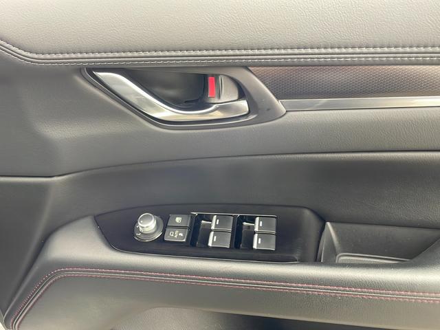 ＣＸ－５ ２５Ｓ　スポーツアピアランス　純正ナビ・全方位カメラ・ＥＴＣ・置くだけ充電・ｉ－ＡＣＴＩＶＳＥＮＳＥ・黒革シート・全席シートヒーター・前席パワーシート・ドライバーアテンションアラート・レーダークルーズコントロール（70枚目）