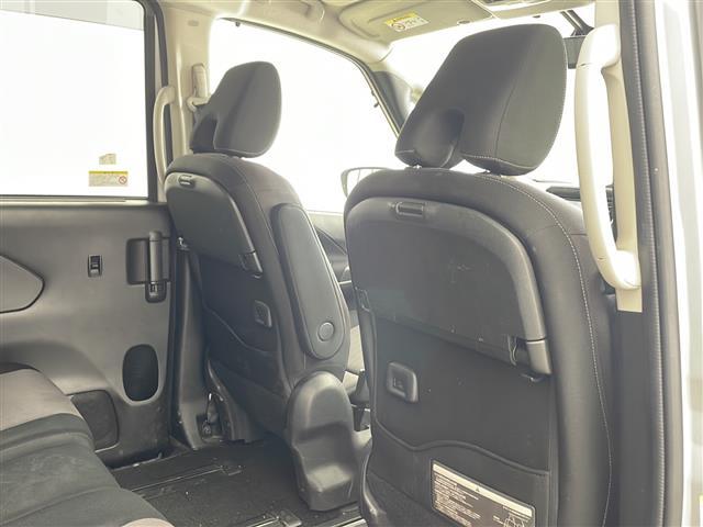 セレナ ハイウェイスター　Ｖセレクション　・エマージェンシーブレーキ・車線逸脱警報・コーナーセンサー・標識認識機能・純正ナビ＆フルセグ＆ＢＴ＆ＤＶＤ・アラウンドビューモニター・両側パワースライドドア・左側ハンズフリー機能・横滑り防止装置（10枚目）