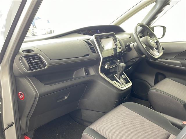 セレナ ハイウェイスター　Ｖセレクション　・エマージェンシーブレーキ・車線逸脱警報・コーナーセンサー・標識認識機能・純正ナビ＆フルセグ＆ＢＴ＆ＤＶＤ・アラウンドビューモニター・両側パワースライドドア・左側ハンズフリー機能・横滑り防止装置（13枚目）