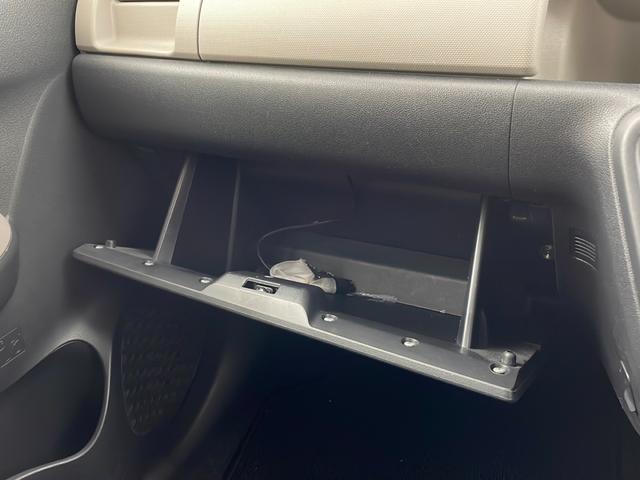 劣化から守って光沢をキープする『モールコート』。樹脂パーツの劣化を防止し、ガラス被膜により、白化を予防するなど光り輝く色をキープするのに効果を発揮します。