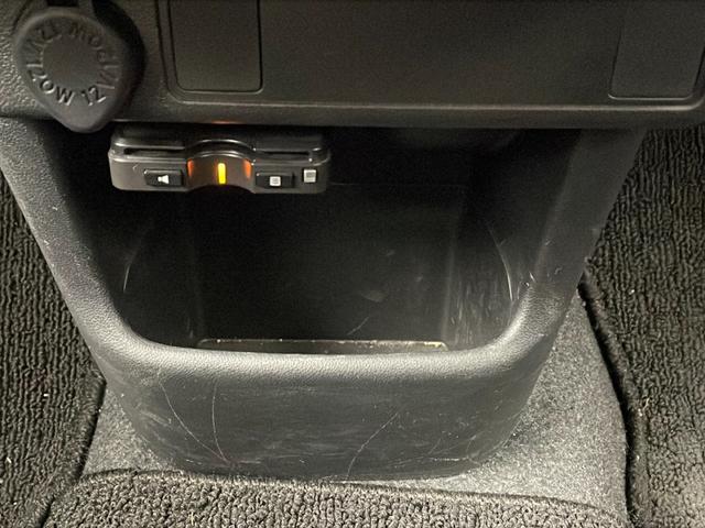 『ウロコポリッシュ』は専用の溶剤で研磨をし、気になるガラスウロコを除去します。頑固なウロコにも効果あり。お車の視界と美観をキープする為にお勧めしたい商品です。