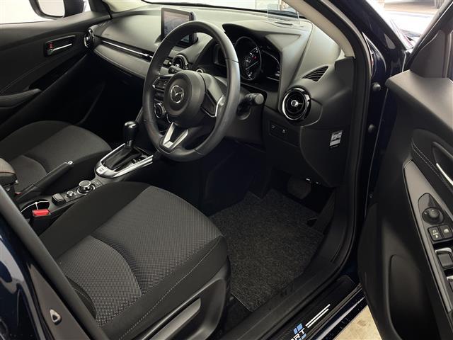 デミオ １３Ｓツーリング　マツダコネクトナビ　マツダスピードエアロ　ＢＳＭ　バックカメラ　ＨＵＤ　衝突軽減ブレーキ　シートヒーター　純正１５インチＡＷ　ＥＴＣ　ＢＴ　ドライブレコーダー　プッシュスタート　ＬＥＤヘッドライト（8枚目）